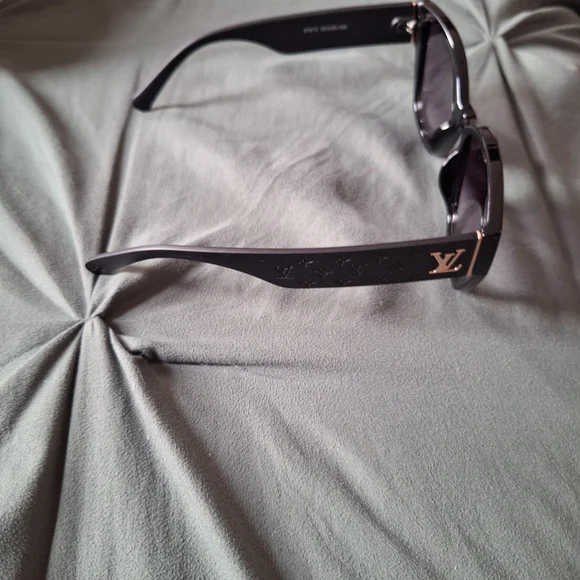 Louis Vuitton Black Glasses Elegant Accessories - Picture 2 of 4